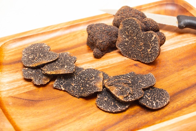 世界三大珍味と呼ぶのは日本だけ？トリュフ・フォアグラ・キャビアの主な仕入れルートを解説！