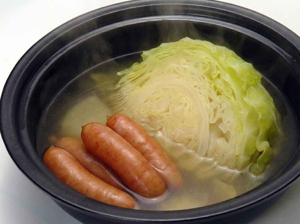 キャベツが主役になる「越冬キャベツのポトフ」