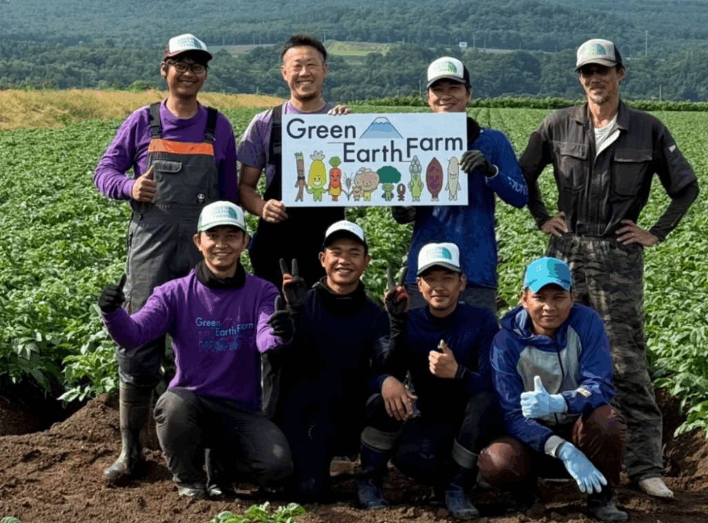 収穫期には機械も活躍。多様な人材が支える大規模な野菜づくり