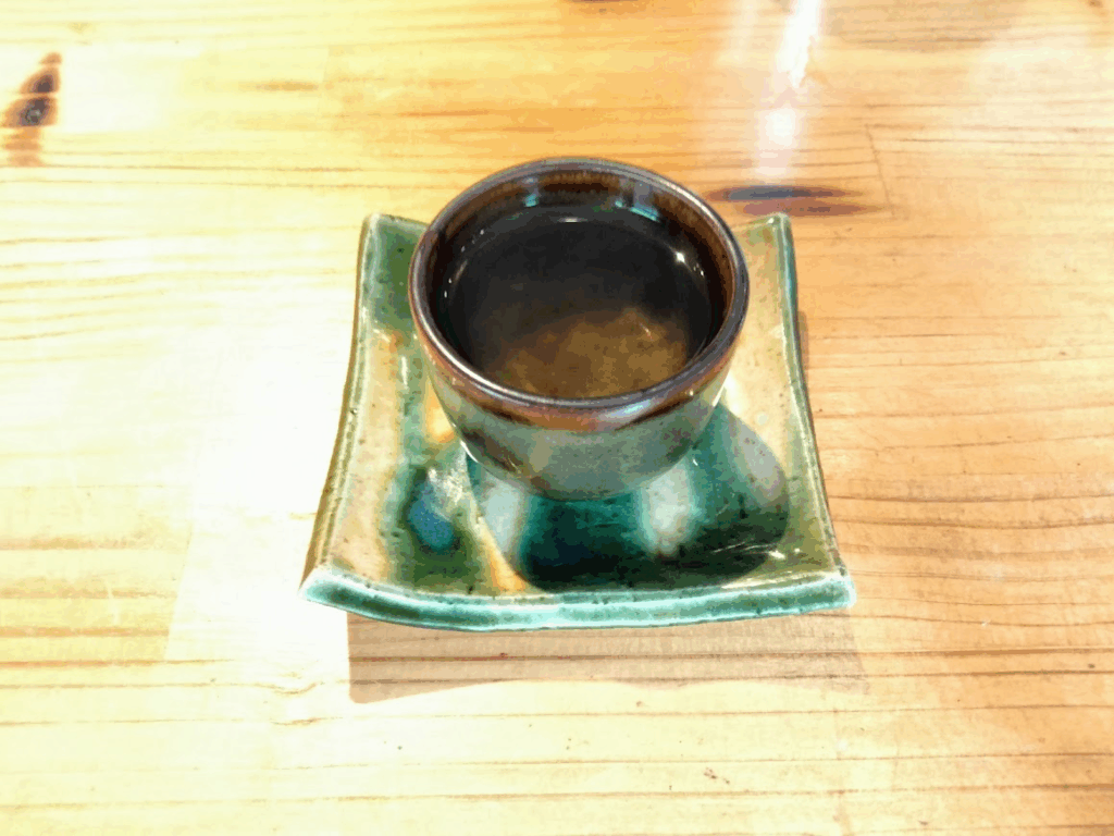 食前に運ばれてくる、澄んだ一番出汁