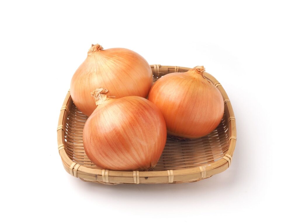 かごに盛られた3個の玉ねぎ