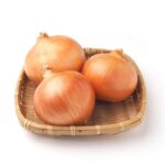 かごに盛られた3個の玉ねぎ